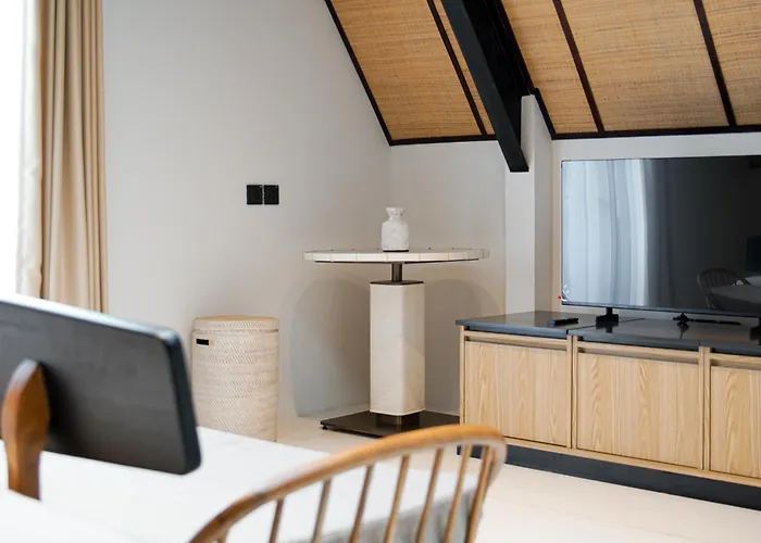 Villa Luxury 5br Byrdland Pasisi - *